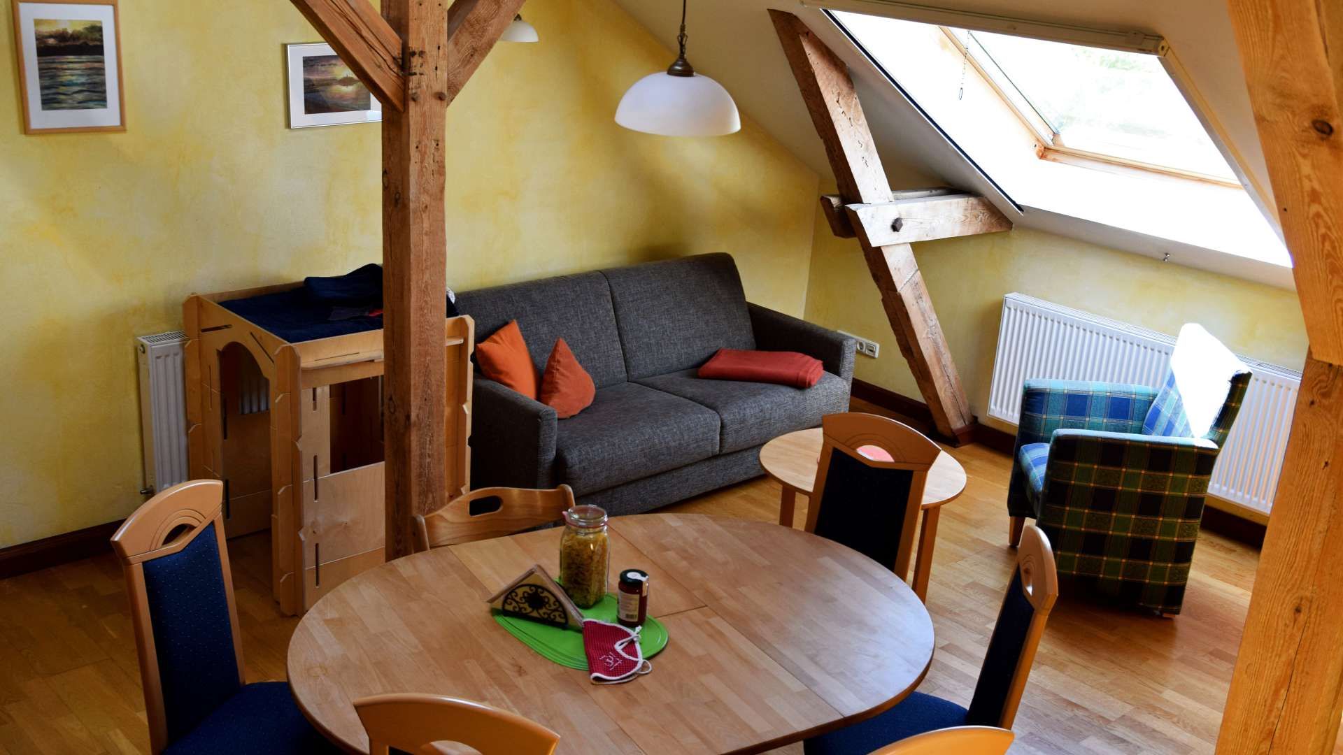 Wohnzimmer Galerie-Apartment Seeadler - Bio Urlaub auf Gut Nisdorf an der Ostsee