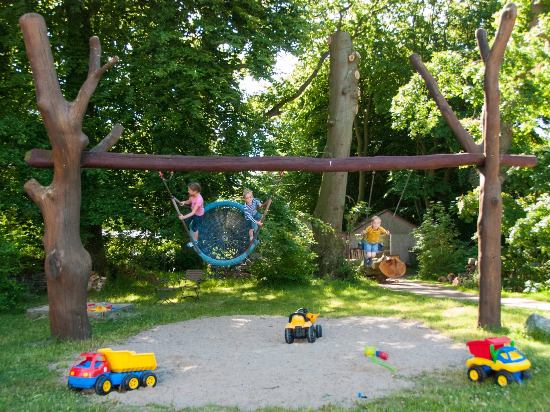 Spielplatz mit Vogelnestschaukel - Bio Urlaub auf Gut Nisdorf an der Ostsee