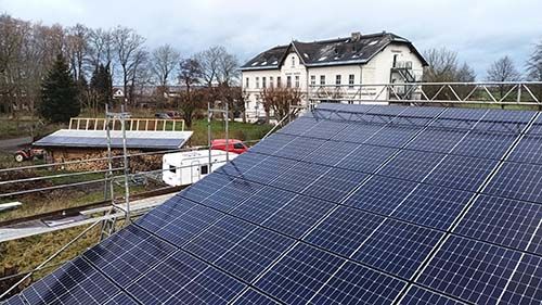 Spielplatz mit Gutshaus - Bio Urlaub auf Gut Nisdorf an der Ostsee